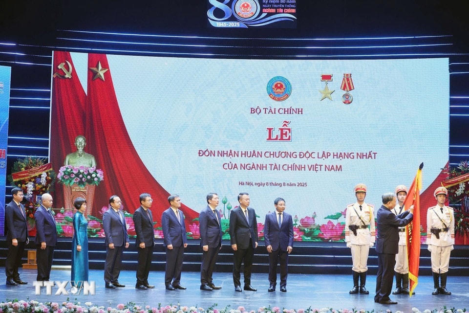 Tổng Bí thư Tô Lâm trao tặng Huân chương Độc lập hạng Nhất cho ngành tài chính. (Ảnh: Thống Nhất/TTXVN)