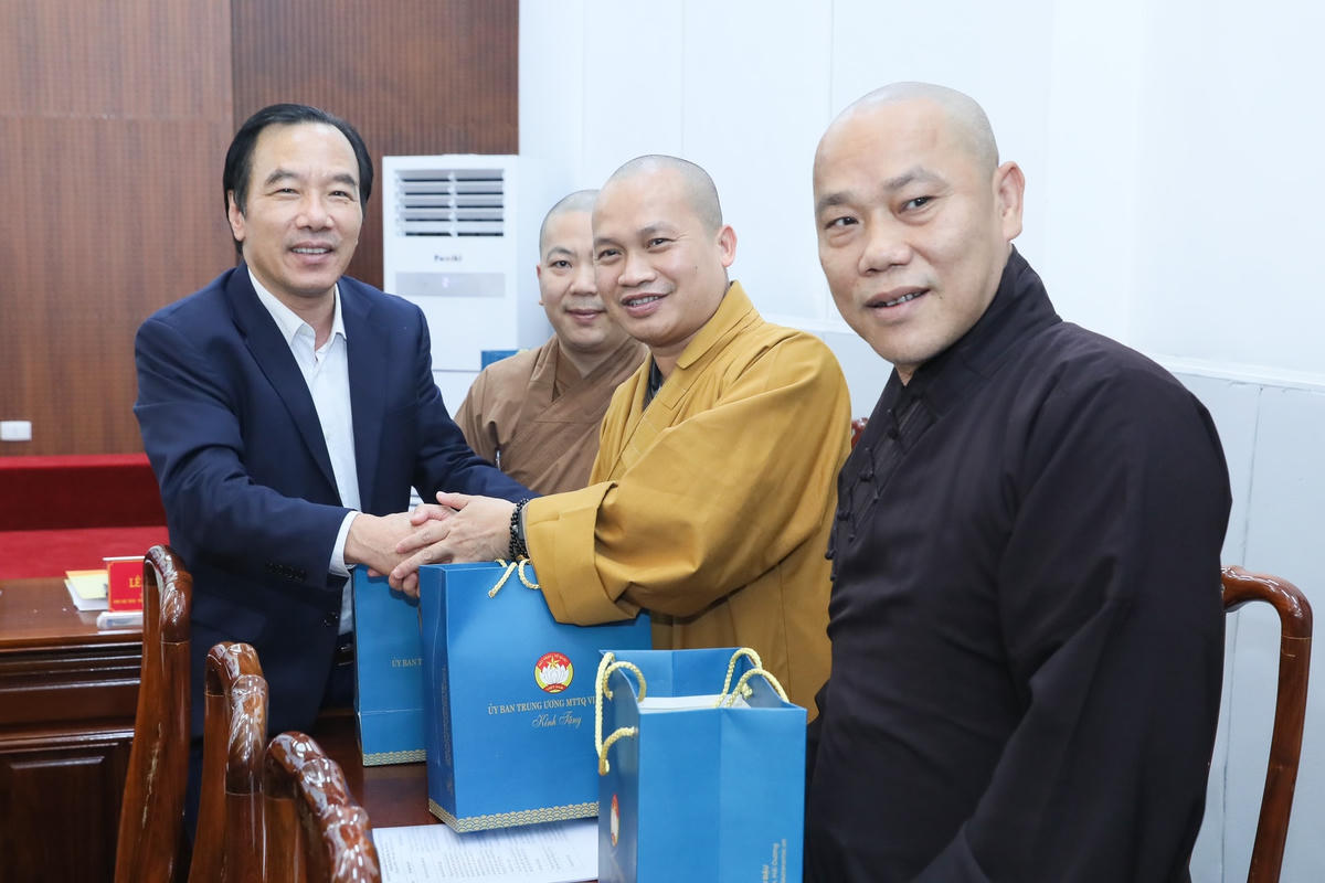 Phó Chủ tịch Ngô Sách Thực tặng quà đại biểu dự Hội nghị.