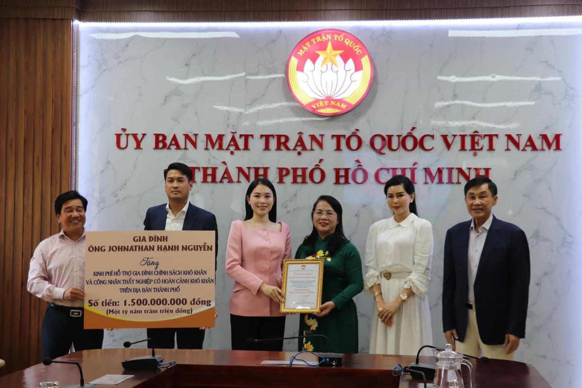 Gia đình ông Johnathan Hạnh Nguyễn trao bảng tượng trưng số tiền 1,5 tỷ đồng cho Quỹ “Vì người nghèo” Thành phố.