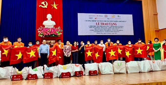 Nguyên Chủ tịch nước Trương Tấn Sang trao tặng bộ áo phao cứu sinh cho ngư dân TP Cam Ranh.
