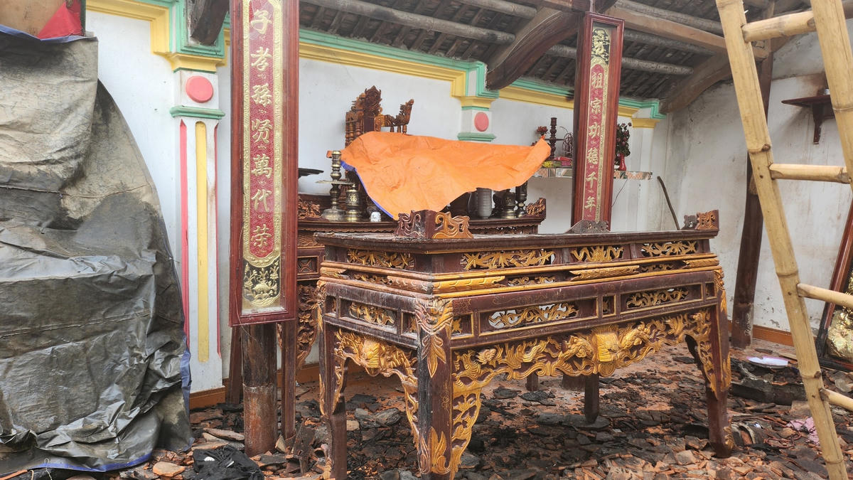 Khu vực gian thờ bị ngọn lửa ghé thăm.