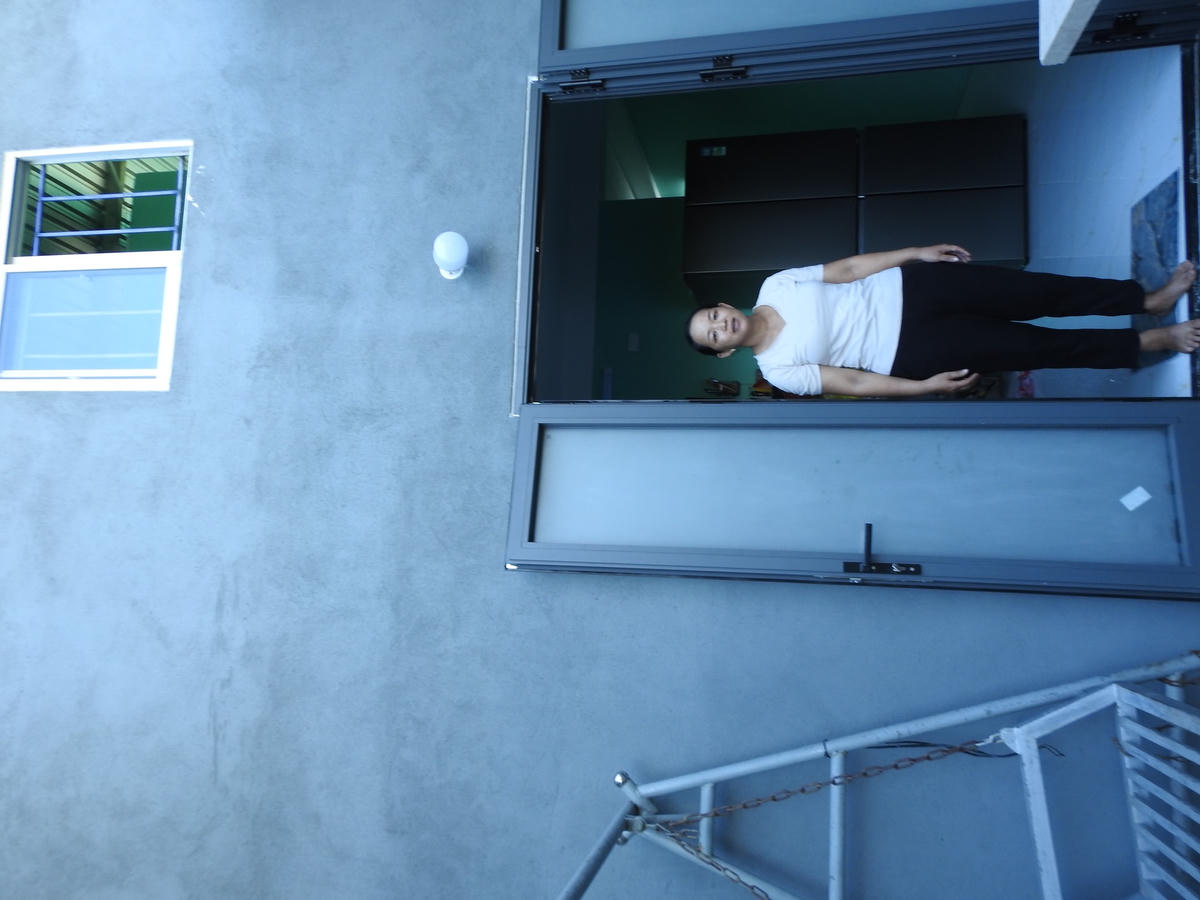 Bà Ngô Lê Kiều Linh trước ngôi nhà Đại Đoàn kết vừa được bàn giao. Ảnh: Thanh Tùng. 