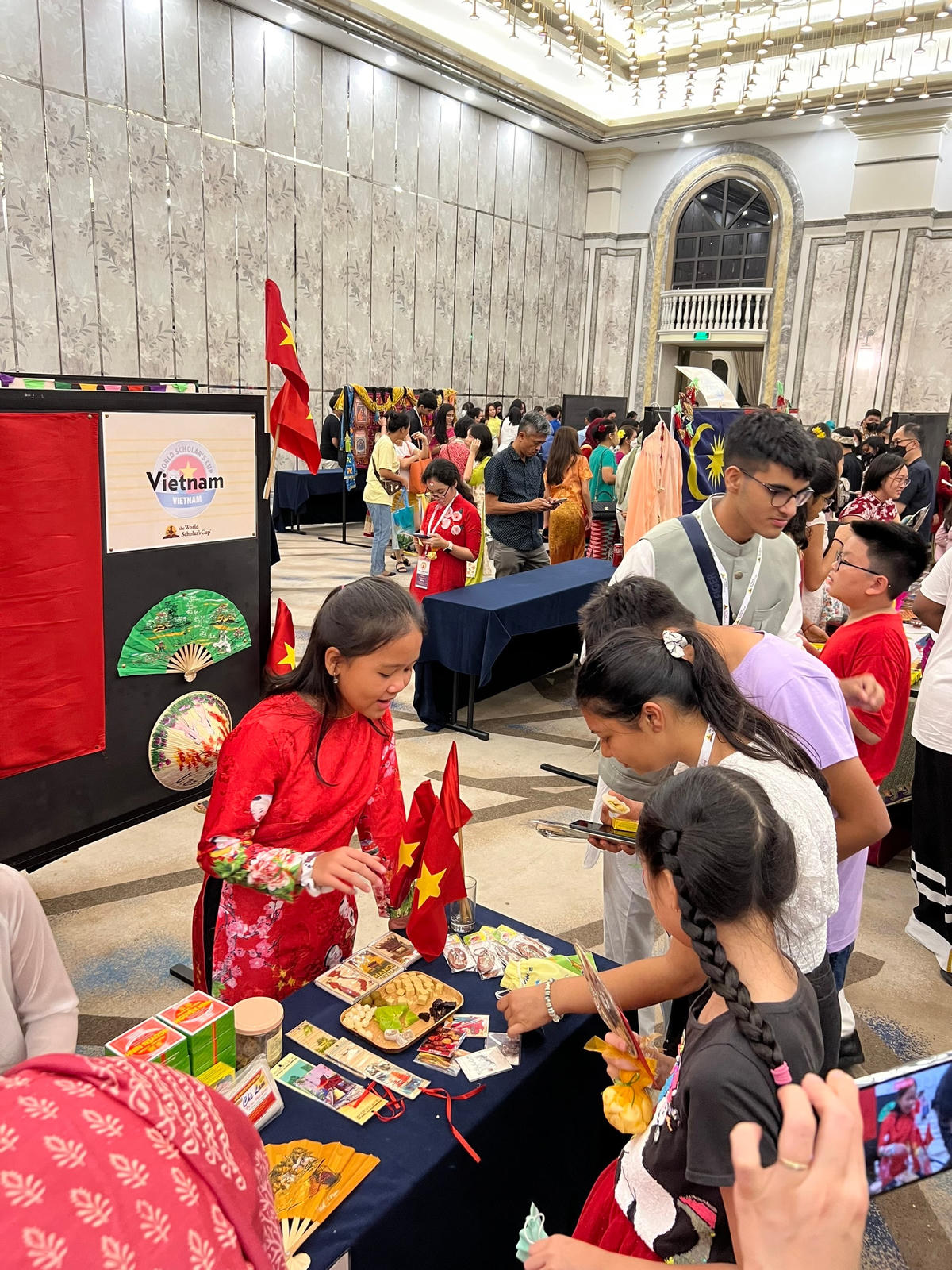 Không chỉ được tích lũy kiến thức, cuộc thi giúp các học sinh được mở mang về vốn ngôn ngữ, nét văn hóa, ẩm thực của mỗi quốc gia. Ảnh: NVCC.