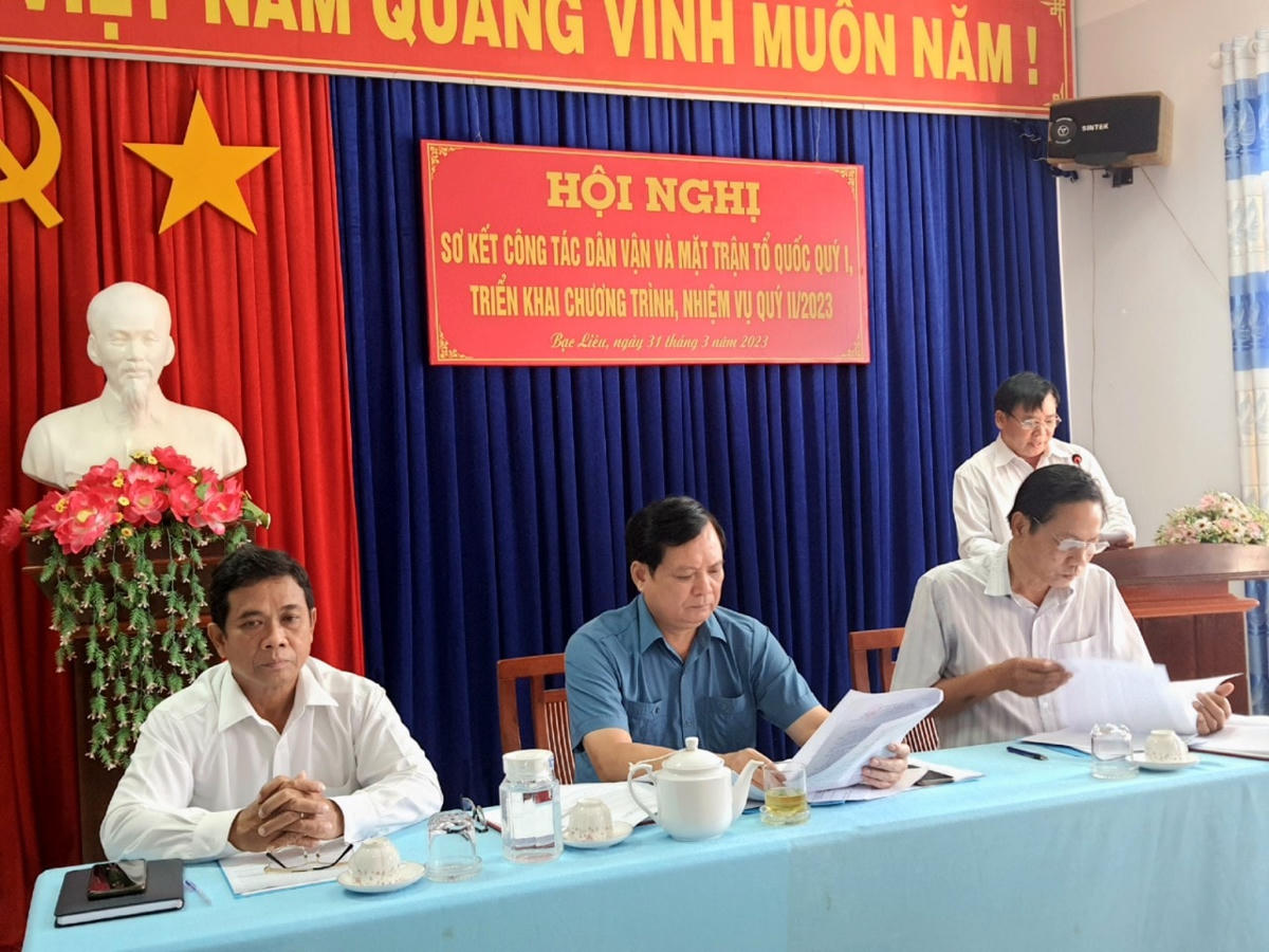 Ông Nguyễn Văn Hoà, Chủ tịch Uỷ Ban MTTQ Việt Nam tỉnh Bạc Liêu (giữa) chủ trì Hội nghị..