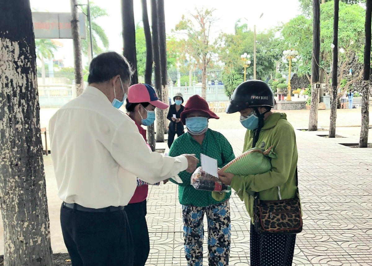 Hỗ trợ người nghèo là nét đẹp thường xuyên tại giáo xứ Hà Nội (TP Biên Hòa, tỉnh Đồng Nai).