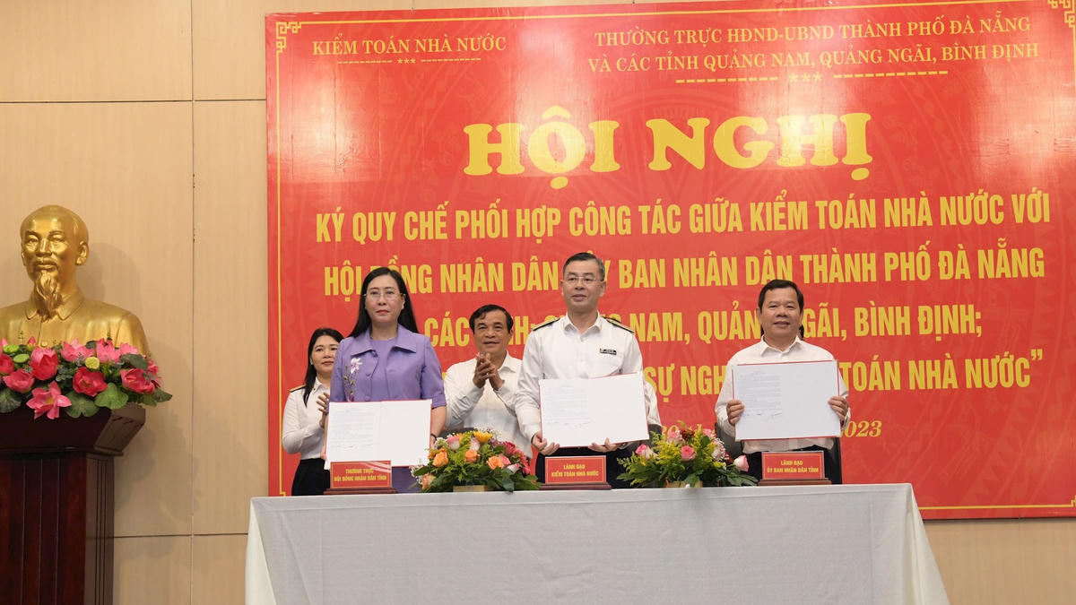 Đại diện Thường trực HĐND, UBND tỉnh Quảng Ngãi ký Quy chế phối hợp với KTNN. Ảnh: Nguyễn Ly