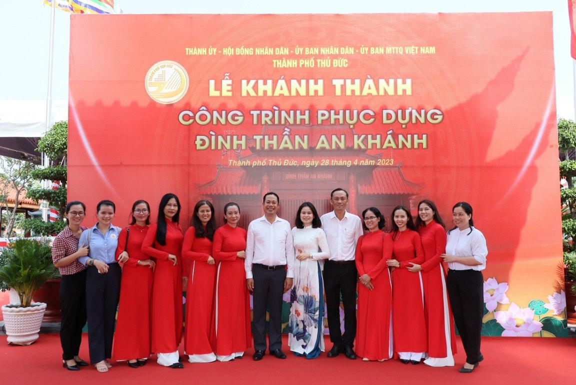 Đại biểu chụp ảnh lưu niệm tại lễ khánh thành công trình phục dựng đình thần An Khánh. (Ảnh: Thanh Bình).