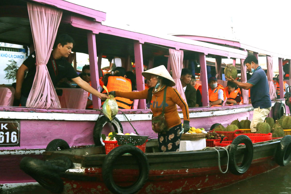 Mua bán trên sông tại Đồng bằng sông Cửu Long.