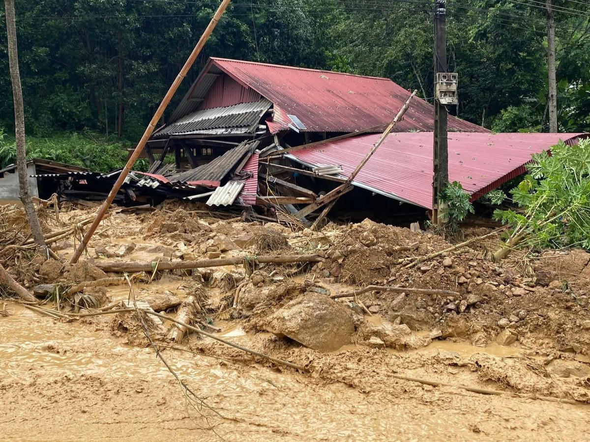 Ông Thắng cho biết, trong suốt 3 ngày qua, toàn bộ xã bị mất điện, mất sóng điện thoại. 'Đến sáng nay (28/8), phía Viettel đã truyền dẫn một luồng sóng vệ tinh về khu vực xung quanh UBND xã để chúng tôi báo cáo, cập nhật tình hình cho lãnh đạo tỉnh. Bây giờ, mong muốn lớn nhất là QL 17C sớm thông, để chúng tôi tiếp cận được với bên ngoài', ông Thắng nói. Ảnh: Vi Điệp