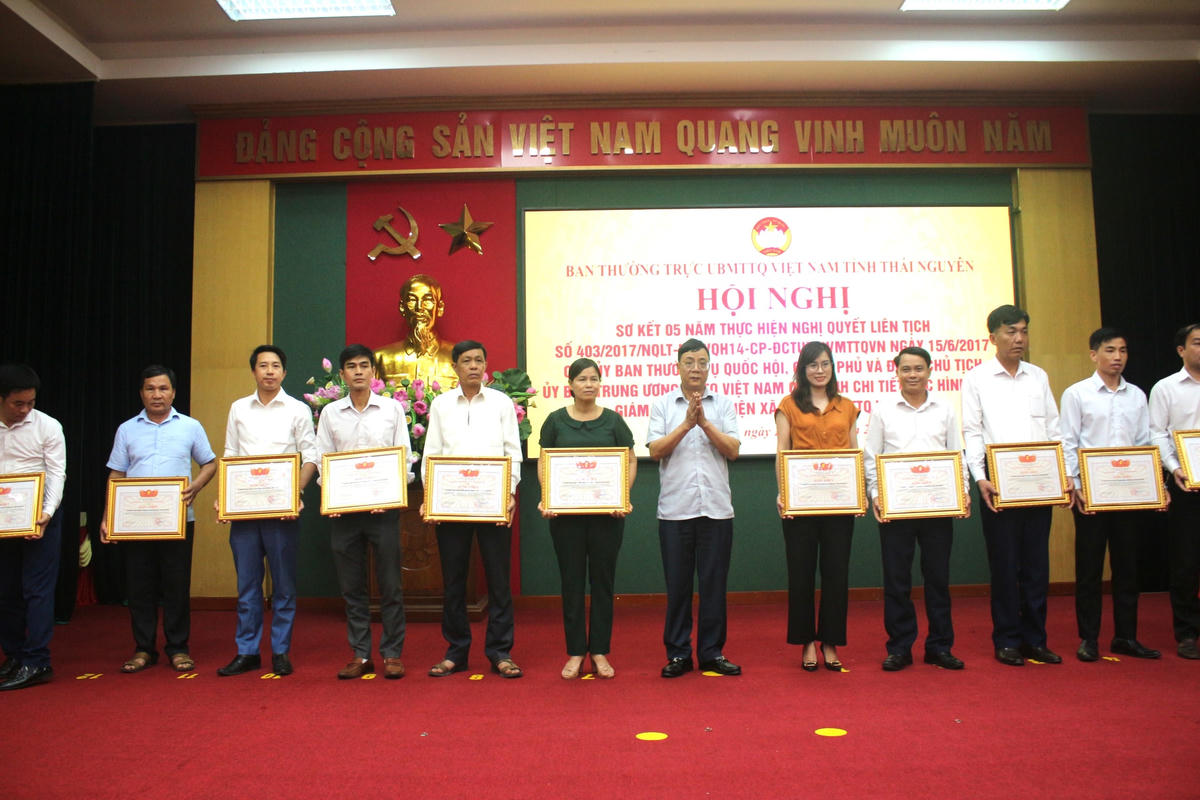 Ông  Đặng Xuân Trường, Phó Chủ tịch Thường trực UBND tỉnh Thái Nguyên tặng Bằng khen cho các tập thể có thành tích xuất sắc.