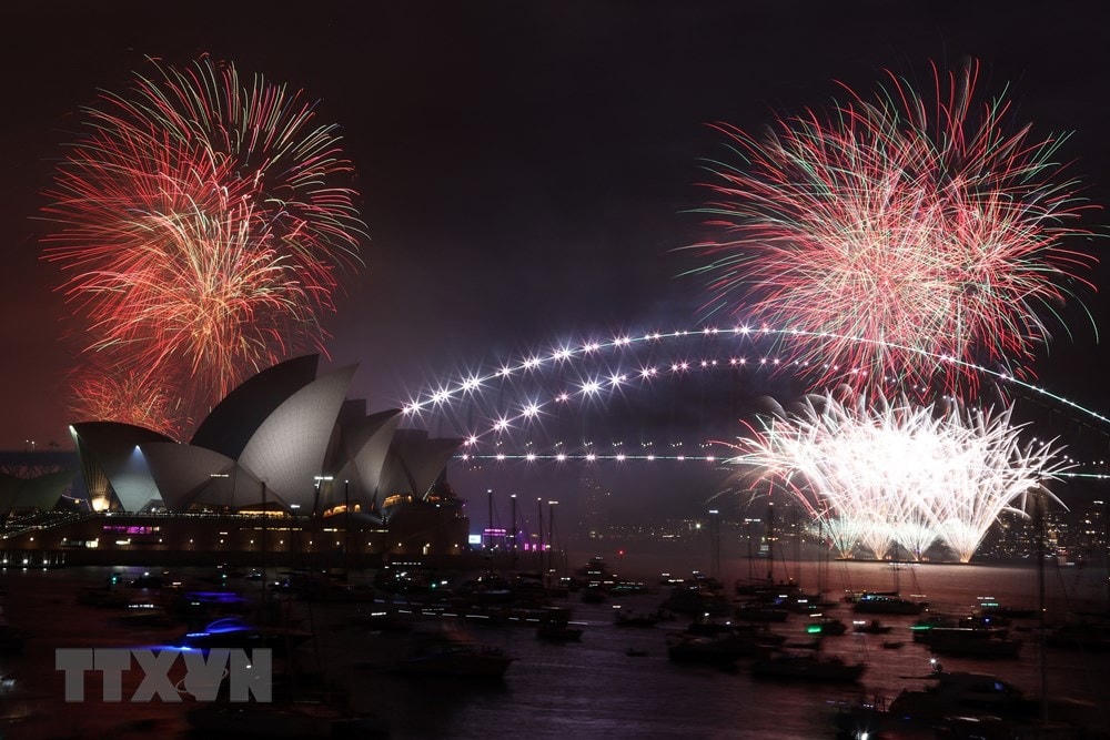 Cầu cảng ở thành phố Sydney (Australia) là một trong những nơi đón Năm mới 2023 sớm nhất thế giới với màn pháo hoa rực rỡ sắc màu, ngày 31/12/2022. (Ảnh: AFP/TTXVN).