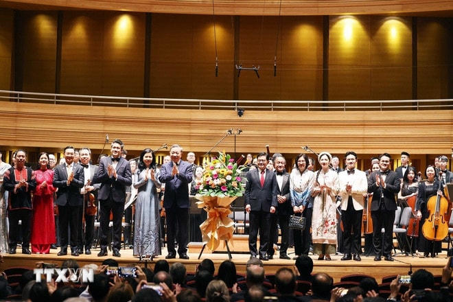 Tổng Bí thư Tô Lâm và Phu nhân; Phó Thủ tướng Singapore Heng Swee Keat và Phu nhân tặng hoa cho các nghệ sỹ. (Ảnh: Thống Nhất/TTXVN) ttxvn-tong-bi-thu-to-lam-va-phu-nhan-du-buoi-hoa-nhac-tai-dai-hoc-quoc-gia-singapore-7909689-1.jpg