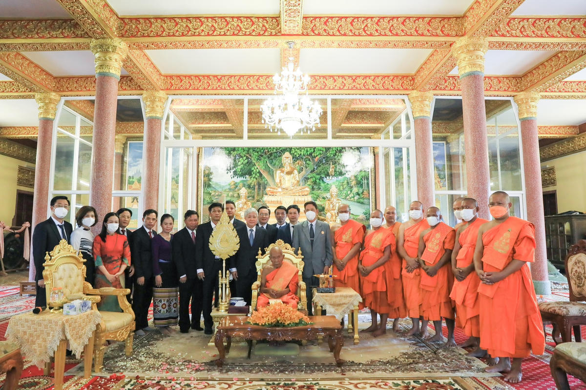Bí thư Trung ương Đảng, Chủ tịch UBTƯ MTTQ Việt Nam Đỗ Văn Chiến và Đoàn đại biểu cấp cao UBTƯ MTTQ Việt Nam thăm Đại tăng thống Tep Vong. Ảnh: Quang Vinh.