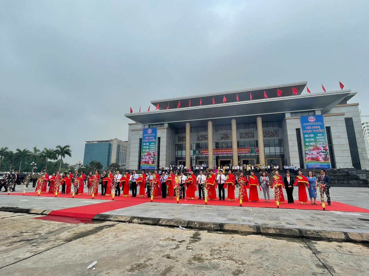 Lễ cắt băng khởi hành đoàn xe vận chuyển vải thiều Bắc Giang năm 2022.