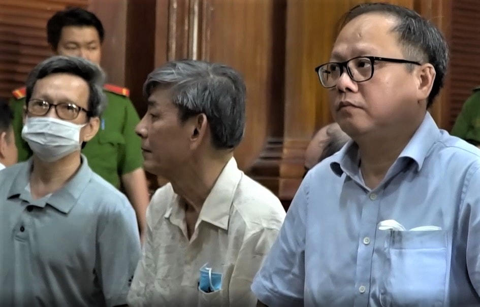 Ngoài bị cáo Tất Thành Cang lãnh án 6 năm tù, chủ mưu vụ án là bị cáo Trần Công Thiện (đầu tiên, bên trái) lãnh 13 năm tù giam cùng về về tội "Vi phạm quy định về quản lý tài sản nhà nước gây thất thoát, lãng phí".