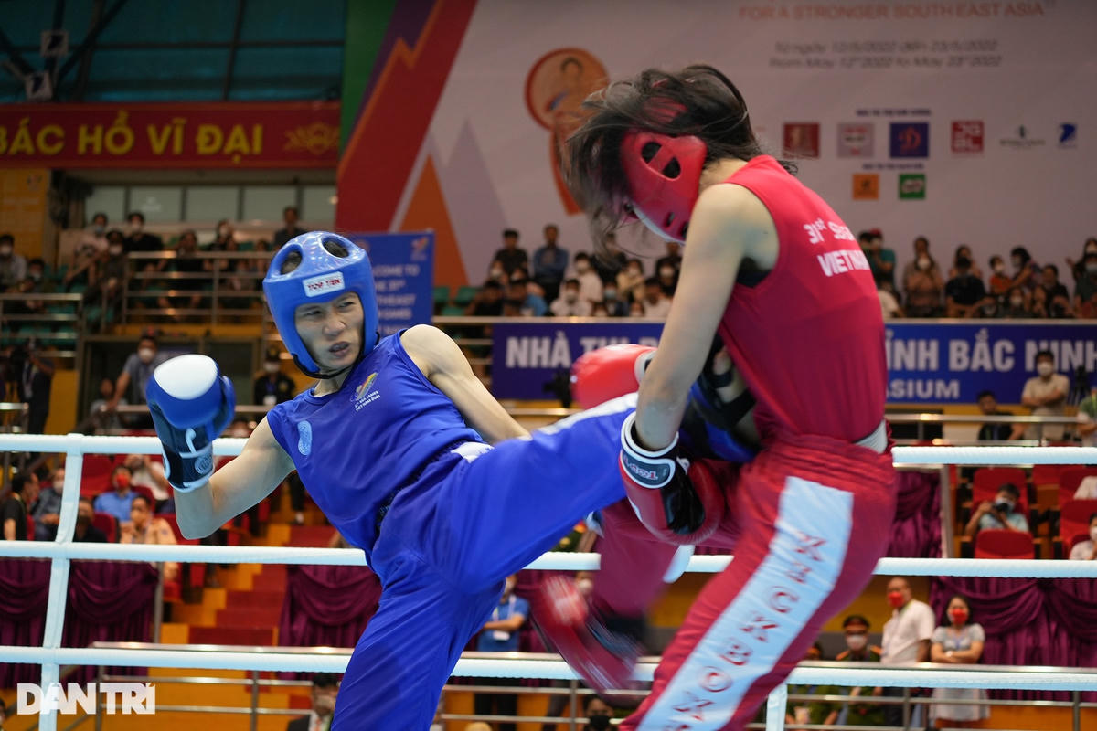 Kịch tính võ sĩ kickboxing Việt Nam đấm bay mũ đối thủ tại SEA Games 31