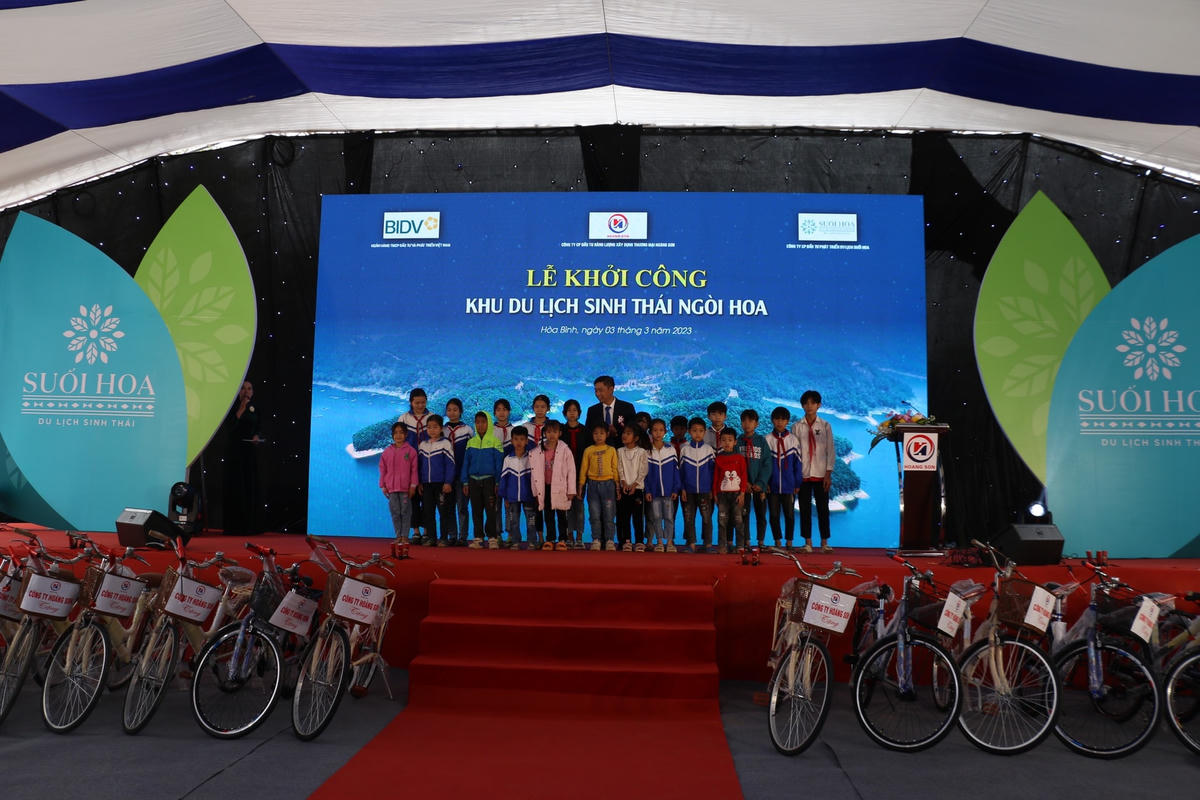 Ông Nguyễn Nam Chung, Tổng Giám đốc Công ty cổ phần đầu tư năng lượng xây dựng thương mại Hoàng Sơn trao tặng 25 chiếc xe đạp cho học sinh nghèo vượt khó tại xã Suối Hoa, huyện Tân Lạc.