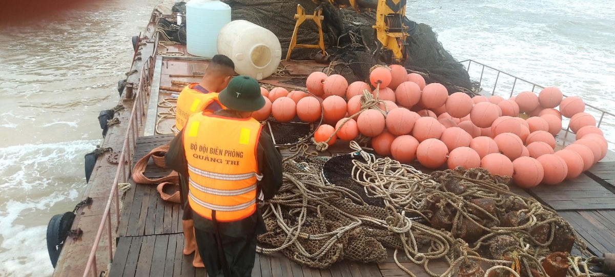 Lực lượng chức năng đã tiếp cận được tàu vỏ sắt, có ghi chữ nước ngoài trôi dạt tự do trên vùng biển tỉnh Quảng Trị.