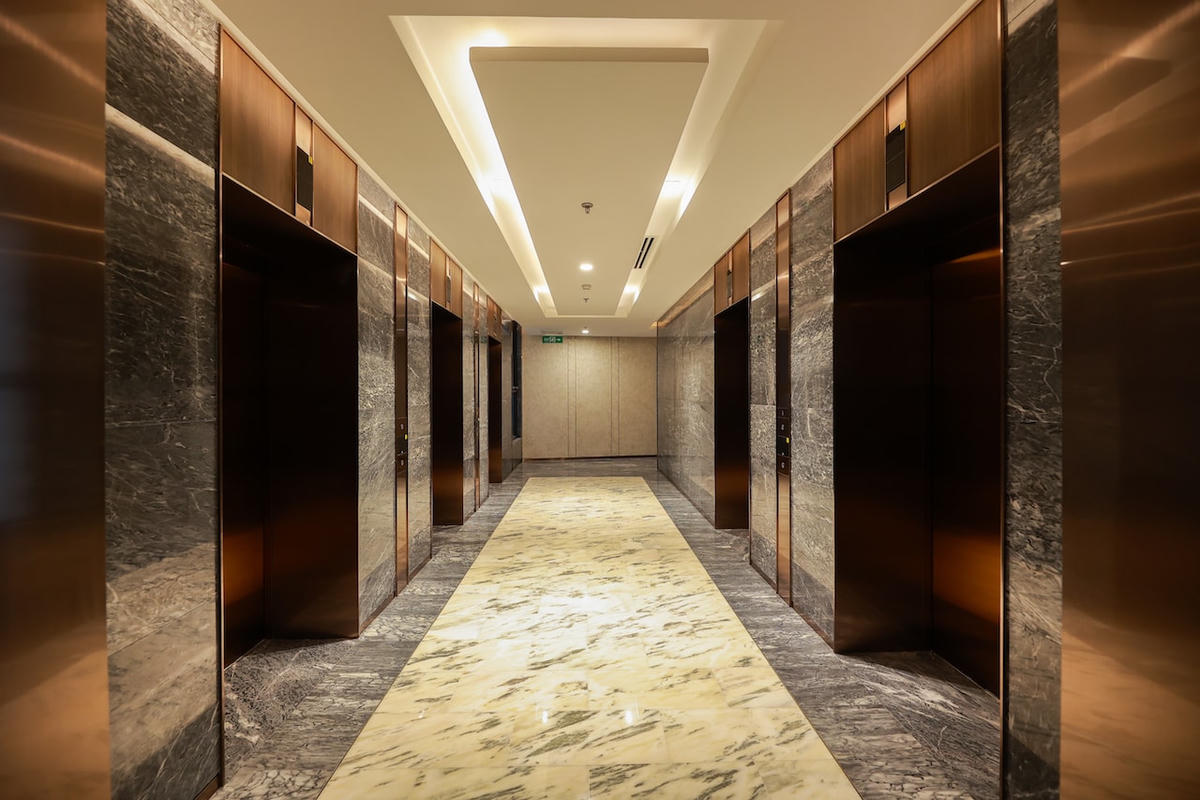 Sảnh thang máy dự án LUMIÈRE riverside có sự kết hợp giữa màu sắc của đá marble nhập khẩu nguyên tấm từ Bồ Đào Nha và ánh vàng đồng tạo nên không gian sang trọng.