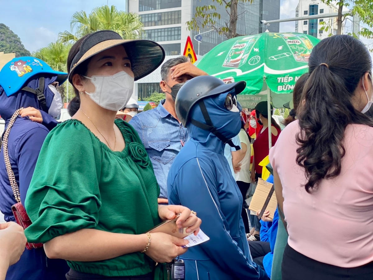 Chị Phạm Thị Mai (phụ huynh của cựu học sinh trường TH-THCS-THPT Văn Lang) tâm sự: Tôi thấy quá trình con ôn thi rất là chắc chắn. Tuy nhiên, tôi cũng rất lo lắng khi vào thi con sẽ bị hồi hộp, tâm lý dẫn đến không đạt được kết quả như mong muốn.