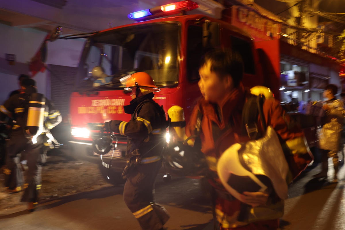 Lực lượng chức năng đã điều động hàng chục xe cứu hỏa, xe cứu thương đến hiện trường; tuy nhiên, ngõ nhỏ khiến cho công tác chữa cháy và cứu hộ gặp nhiều khó khăn.