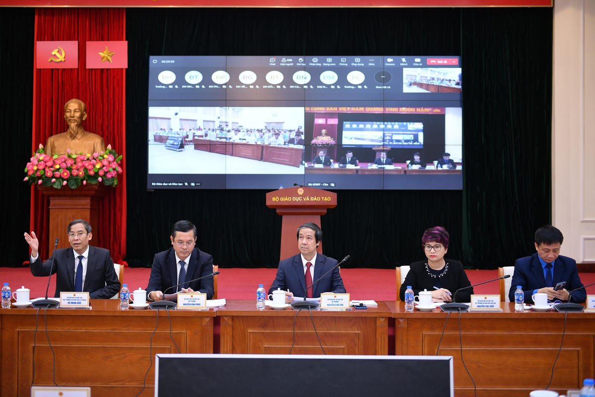 Bộ trưởng Bộ GDĐT Nguyễn Kim Sơn cùng lãnh đạo Bộ GDĐT chủ trì sự kiện.
