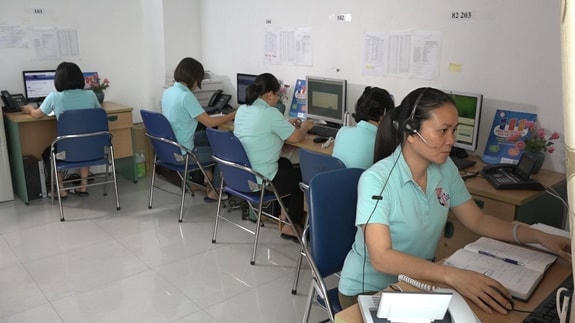 Nhân viên Tổng đài 111 trực 24/7 để tư vấn cho người dân về bảo vệ trẻ em.