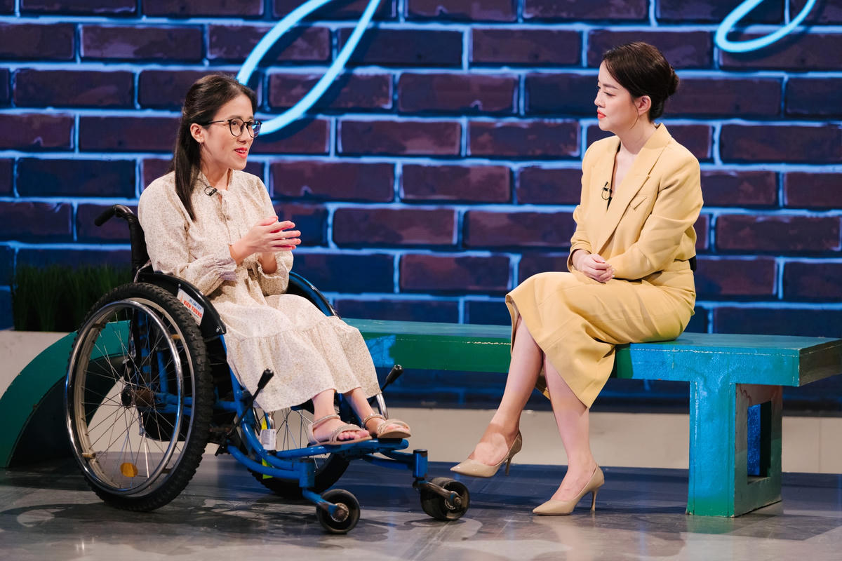 Ngọ Thí Lý mắc bệnh xương thuỷ tinh từ năm 9 tuổi.