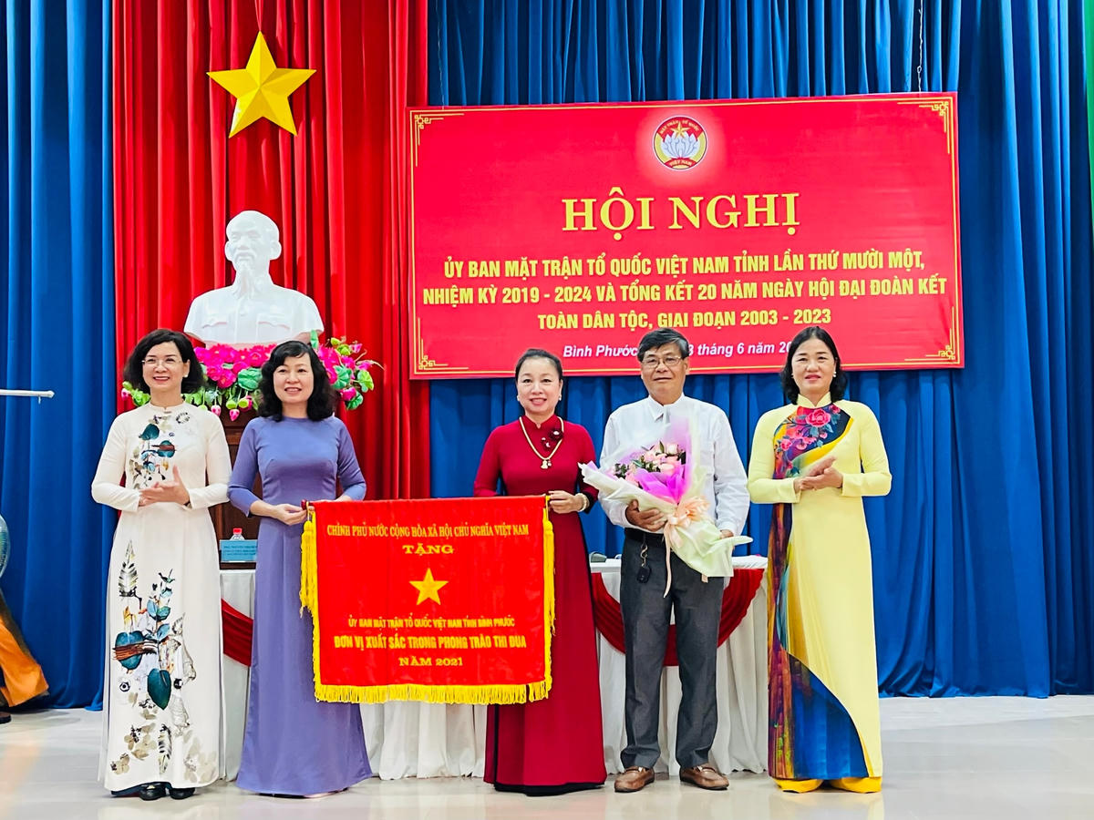 Thừa ủy quyền của Thủ tướng Chính phủ, lãnh đạo tỉnh Bình Phước đã trao cờ đơn vị xuất sắc trong phong trào thi đua năm 2021 cho lãnh đạo Ủy ban MTTQ Việt Nam tỉnh BÌnh Phước. 
