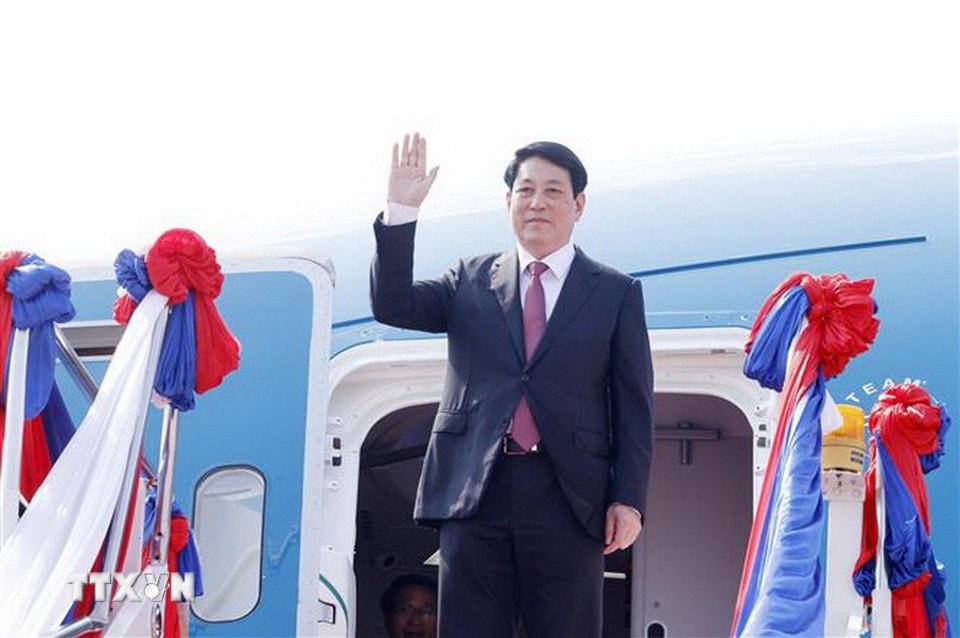 Chủ tịch nước Lương Cường đến sân bay quốc tế Wattay, Thủ đô Vientiane. (Ảnh: Lâm Khánh/TTXVN)