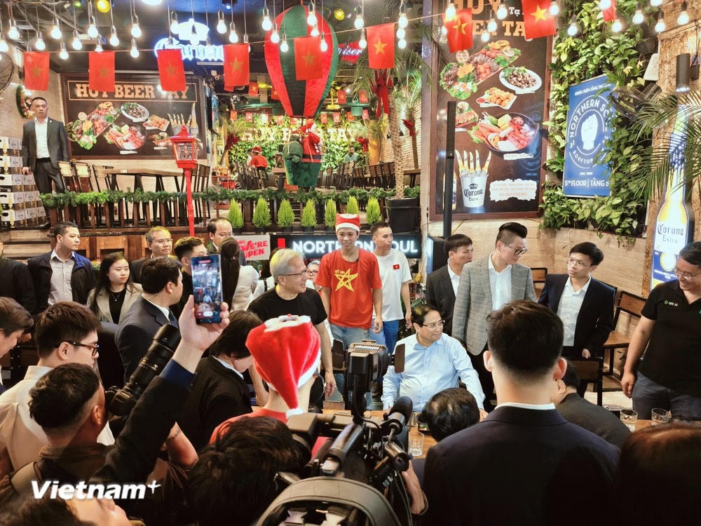 Lần này, Thủ tướng Phạm Minh Chính và ông Jensen Huang đã chọn một quán bia trên phố Tạ Hiện để thưởng thức các món đặc sản đường phố Hà Nội. (Ảnh: Minh Sơn/Vietnam+) vnp_CEO NIVIDIA 9.jpg