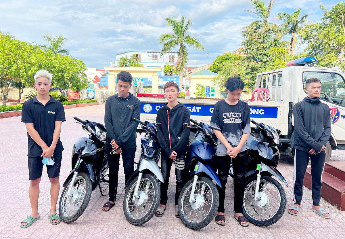 Nhóm thanh thiếu niên có hành vi điều khiển xe máy bốc đầu bị lực lượng công an bắt quả tang. 