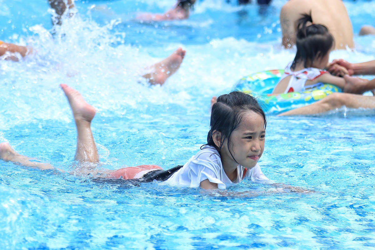 "Thời tiết ở ngoài rất nắng nóng nên vào công viên nước tôi cảm thấy rất thoải mái, mát mẻ", anh Tùng chia sẻ.