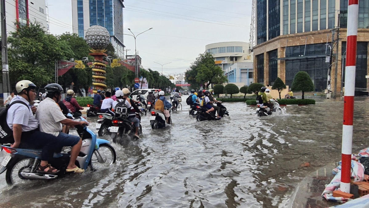 Triều cường dâng cao vào sáng ngày hôm nay đã làm cho cả TP Bạc Liêu tỉnh Bạc Liêu ngập chìm trong biển nước.