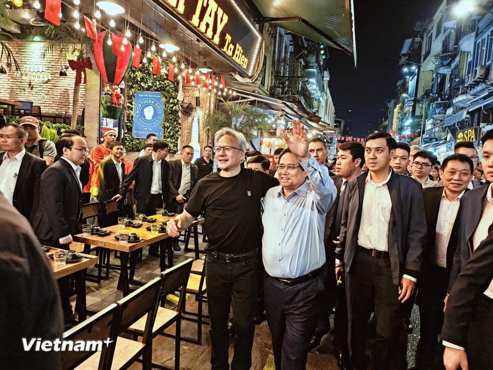 Tối 5/12, nhiều người dân Thủ đô cũng như du khách quốc tế tỏ ra bất ngờ khi bắt gặp Thủ tướng Chính phủ Phạm Minh Chính và ông Jensen Huang CEO tập đoàn nghìn tỷ NVDIA đi dạo phố cổ. (Ảnh: Minh Sơn/Vietnam+) vnp_CEO NIVIDIA 1.jpg