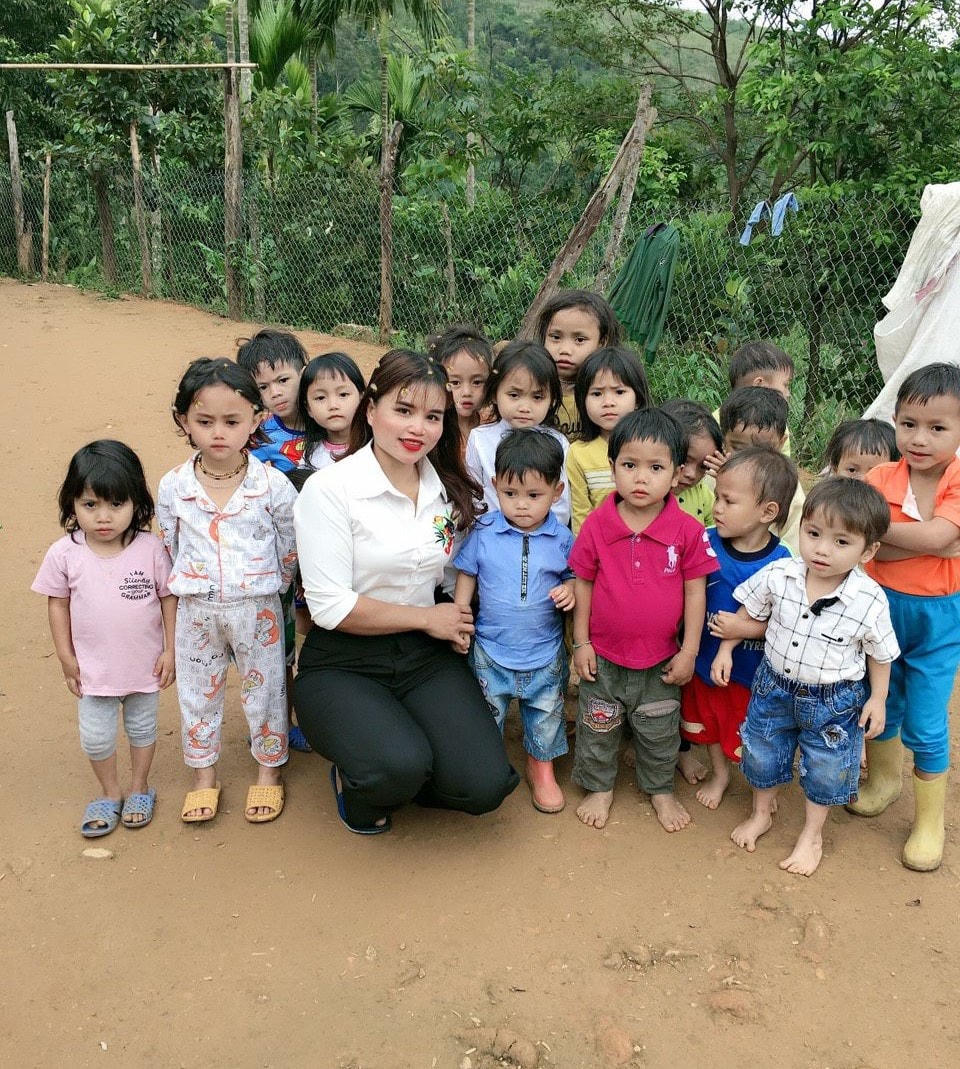 Cô Tý cùng các học trò tại nóc Ông Bình.  