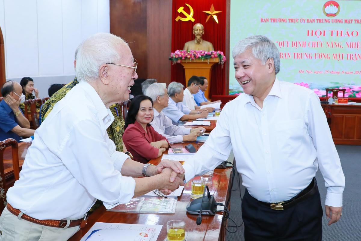 Bí thư Trung ương Đảng, Chủ tịch UBTƯ MTTQ Việt Nam Đỗ Văn Chiến cùng các đại biểu tham dự Hội thảo.