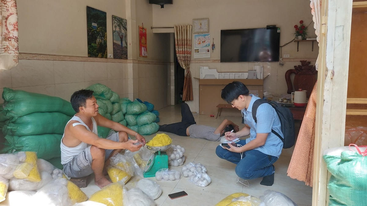 Người dân sống trong nhà không số thuộc vùng chồng lấn quy hoạch giữa quận Bình Thạnh và quận Phú Nhuận kéo dài gần 30 năm qua. Ảnh: Hồng Phúc.