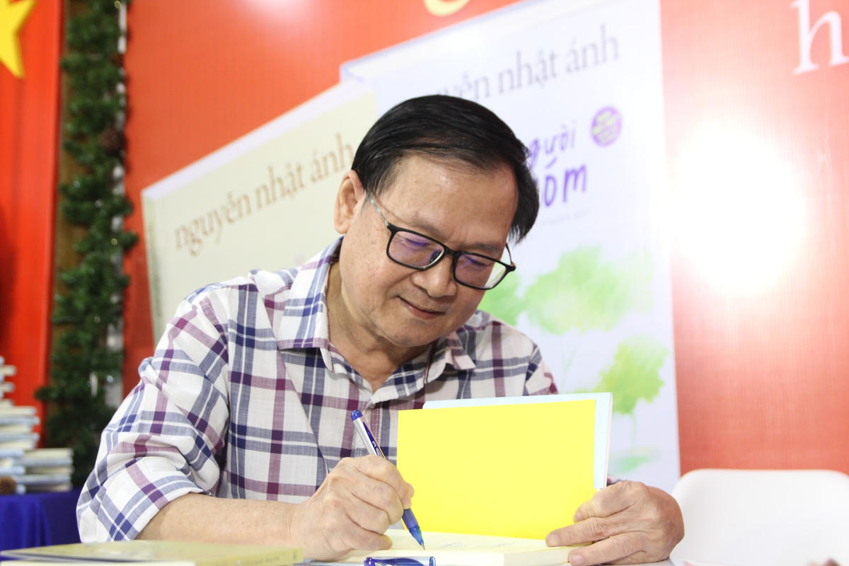 Nhà văn Nguyễn Nhật Ánh tặng chữ ký bạn đọc nhân dịp ra mắt "Những người hàng xóm".