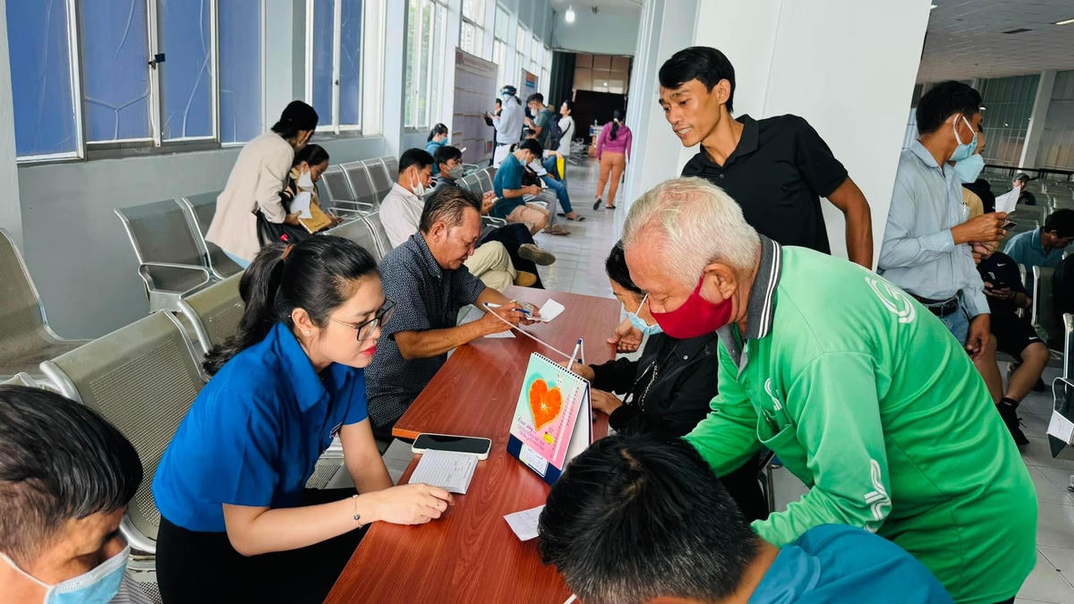 Nhân viên ga Sài Gòn tư vấn cho hành khách về thông tin vé tàu tết, từ giá cả, ngày giờ đi, chuyến tàu...