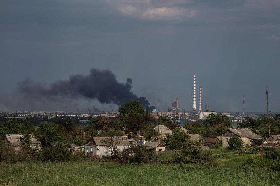 Khói bốc lên tại Nhà máy Hóa chất Azot của Severodonetsk. Ảnh: Reuters.