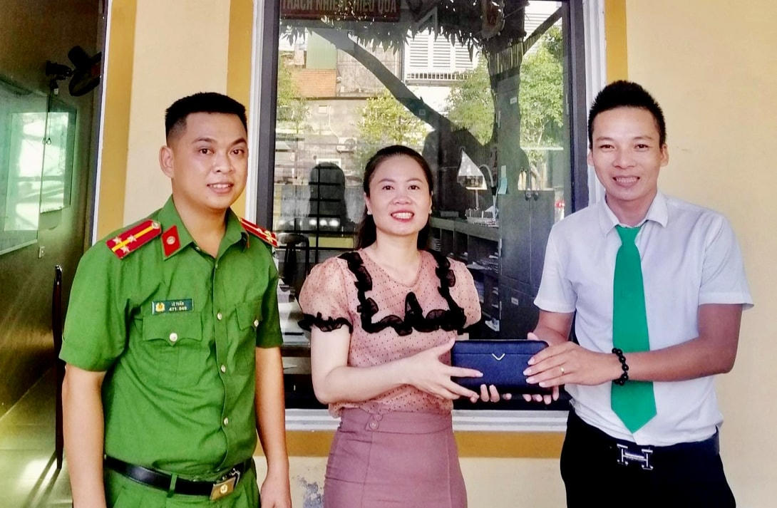 Chị Nguyễn Thị Huyền vui mừng khi nhận lại số tài sản bị đánh rơi. 