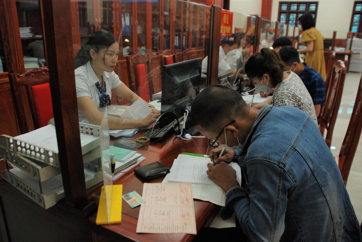 Người dân tới giải quyết thủ tục hành chính tại Trung tâm trong sáng nay.