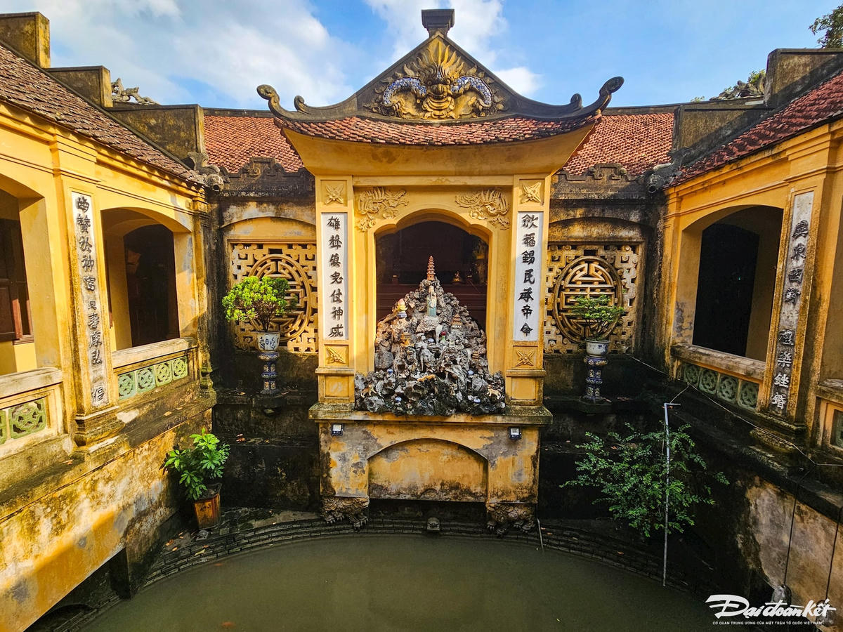 Khi đi qua tiền đường, vào dãy hành lang sẽ thấy giếng Hồ Khẩu. Đây là giếng nước thông thiên (không có mái che), đường kính khoảng hơn 6 m, độ sâu gần 3 m. Ả