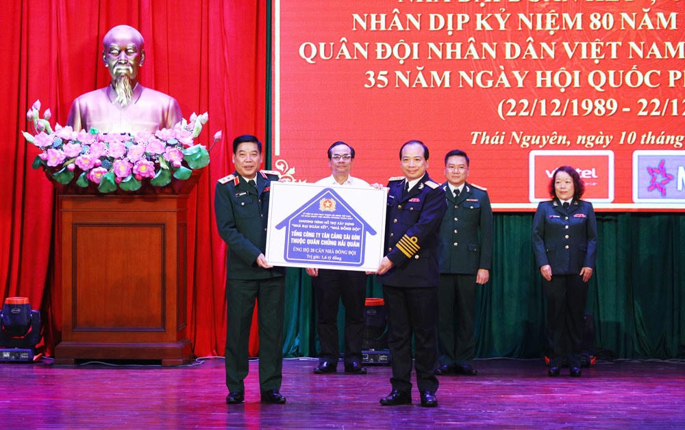 Tổng cục Chính trị nhận biểu trưng hỗ trợ của các doanh nghiệp. Ảnh: Mạnh Hùng.