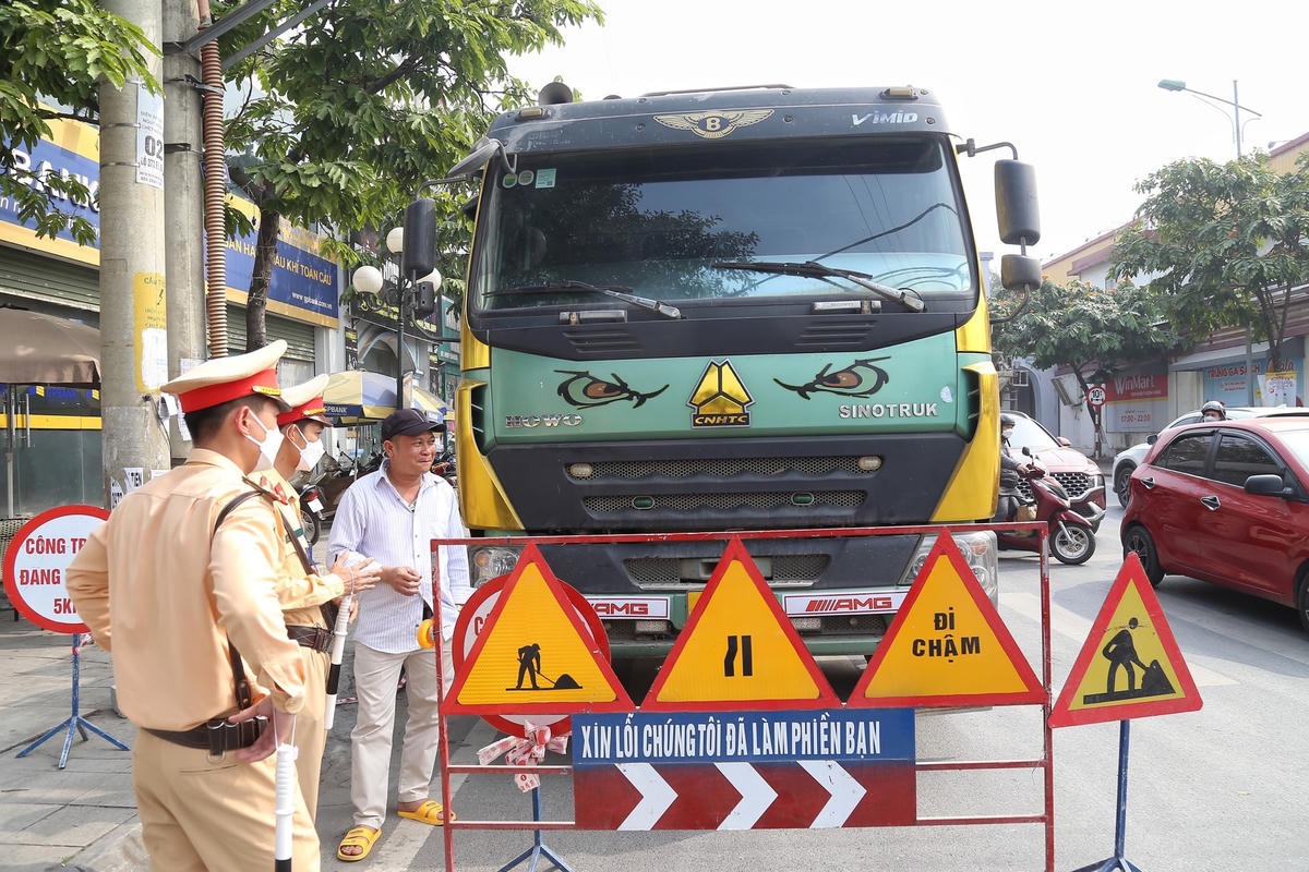 Đại úy Nguyễn Ích Giáp, Đội CSGT - Trật tự huyện Đan Phượng cho biết, với lỗi vi phạm trên, tài xế C. sẽ bị xử phạt 4 triệu đồng, tước giấy phép lái xe 2 tháng. Đối với chủ phương tiện sẽ bị xử phạt 14 triệu đồng. Đồng thời, phương tiện vi phạm buộc phải hạ tải theo đúng quy định.