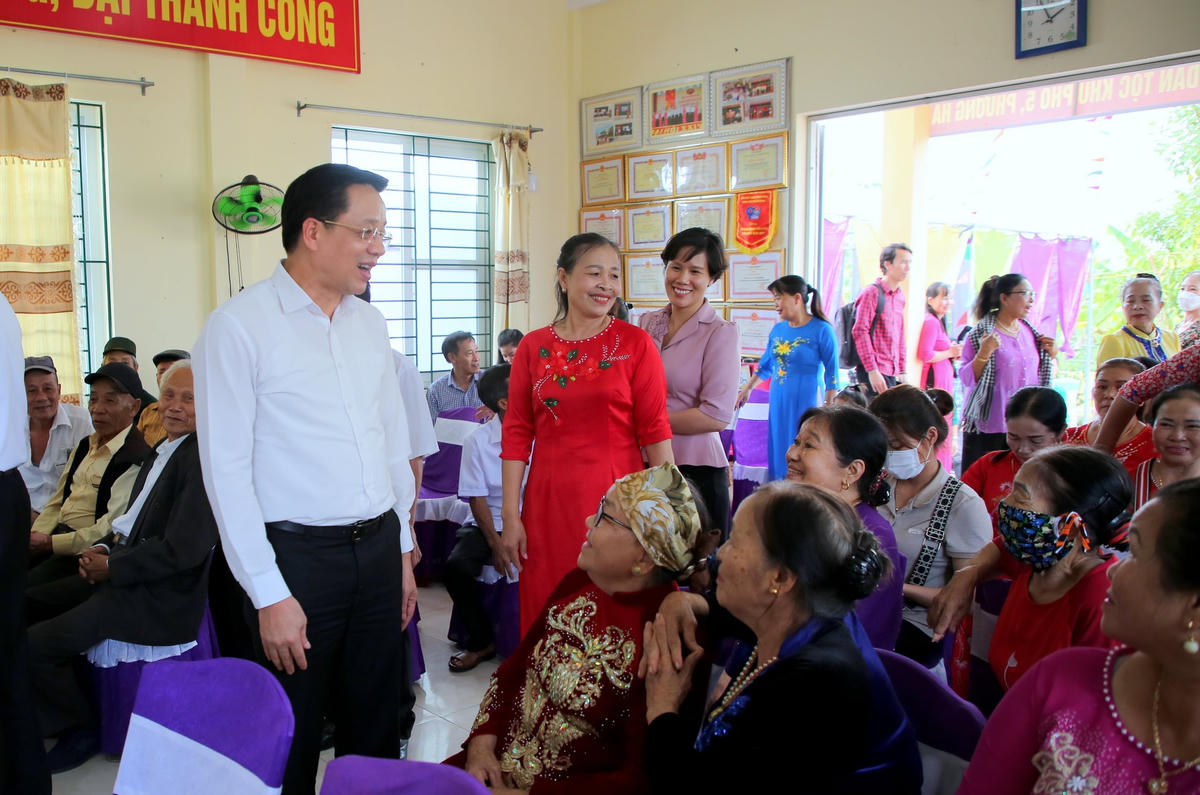 Chủ tịch Ủy ban MTTQ Việt Nam tỉnh Quảng Ninh Nguyễn Văn Hồi tới chung vui Ngày hội Đại đoàn kết toàn dân tộc với người dân Khu phố 5.