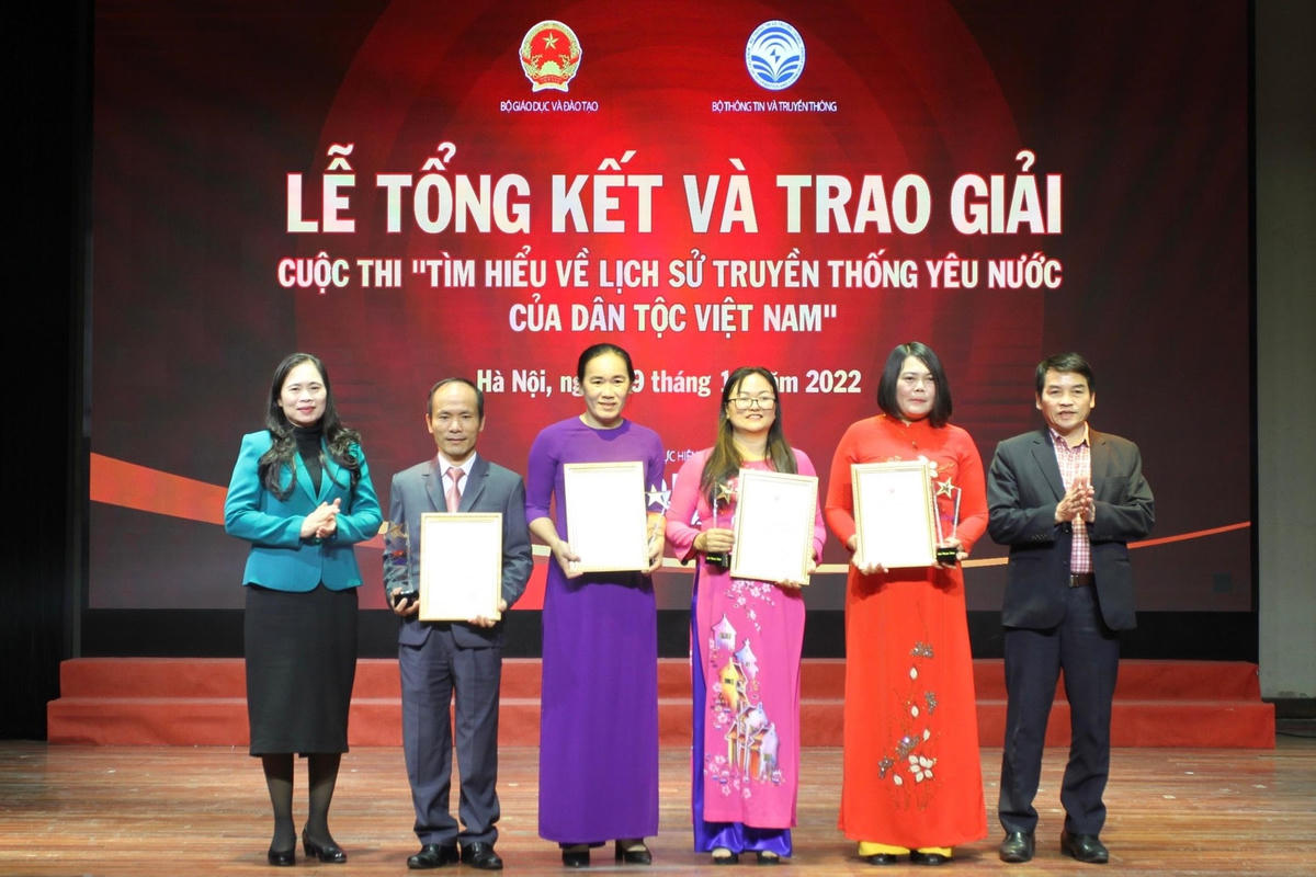 Ban tổ chức trao giải cho lần lượt các tác giả đoạt giải Nhì, Ba và Khuyến khích.