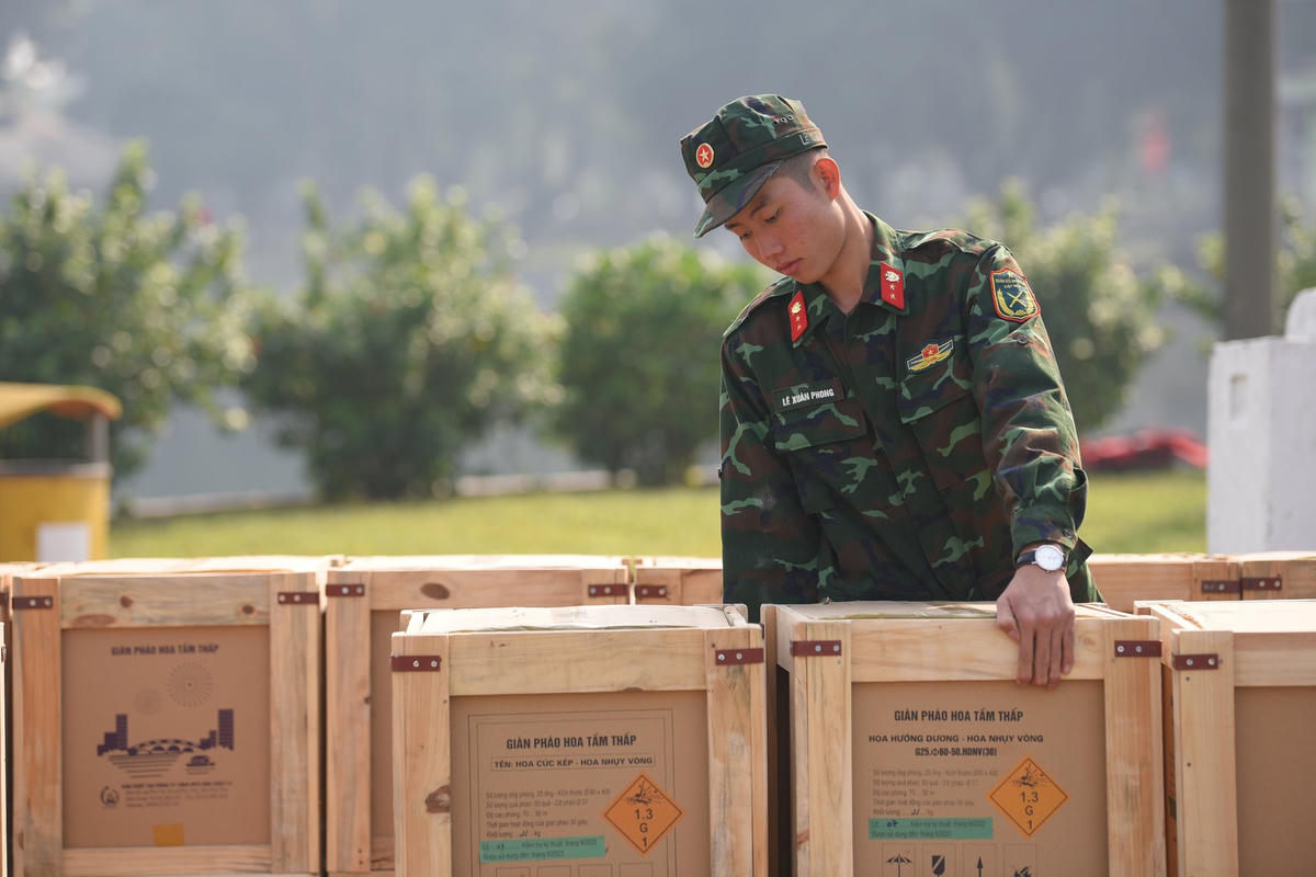 Tự hào với nhiệm vụ được giao, các cán bộ chiến hi sinh giây phút sum họp bên gia đình giờ phút giao thừa để phục vụ nhân dân thưởng thức pháo hoa đón Tết.