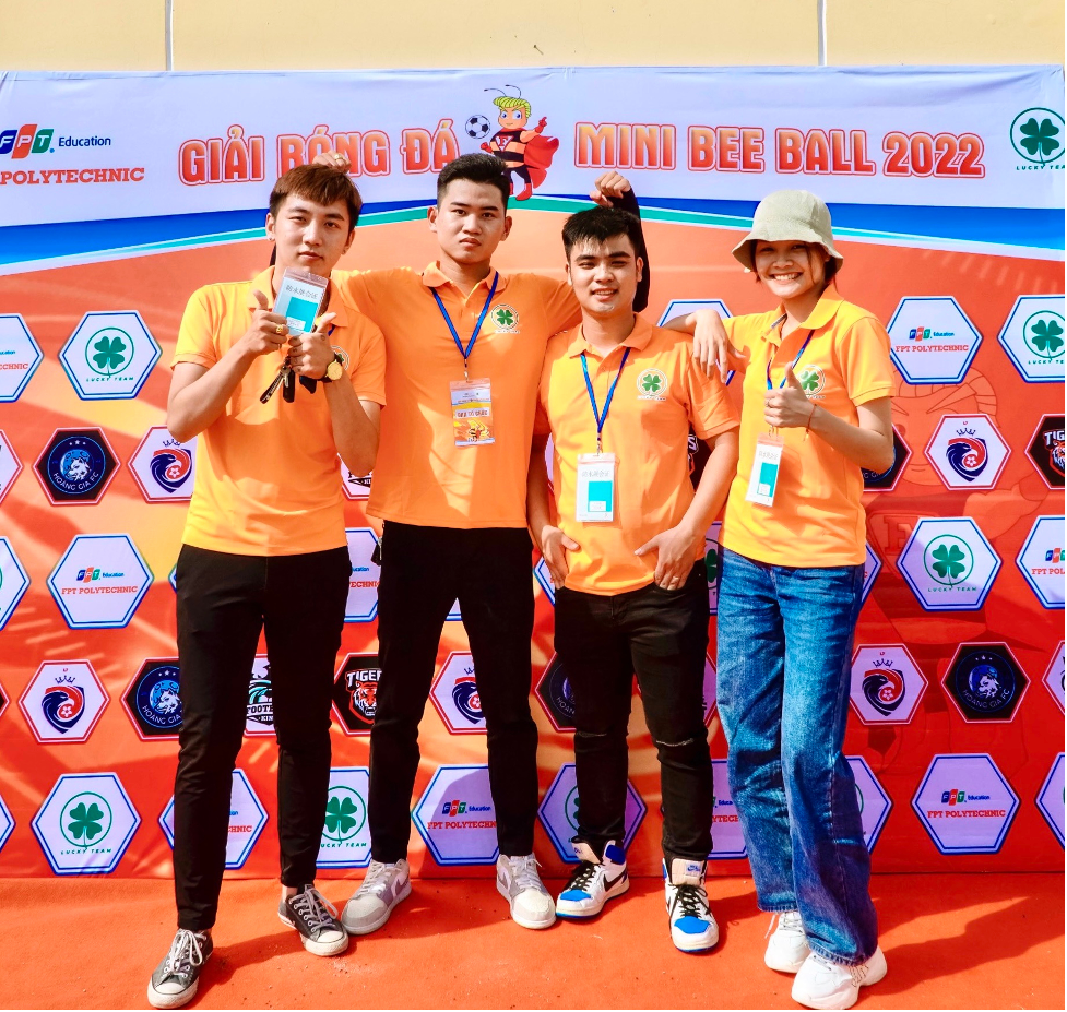 Ban tổ chức giải bóng đá Bee Ball – 4 sinh viên trẻ nhóm Lucky chuyên ngành PR & Tổ chức sự kiện K16.